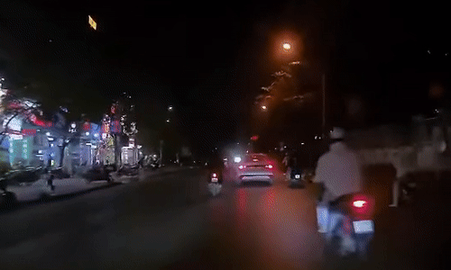 Phóng xe máy nhanh, nam thanh niên tự ngã sau đuôi ôtô
