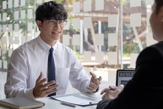 Tôi tuyển dụng con trai người từng làm mình mất cơ hội du học