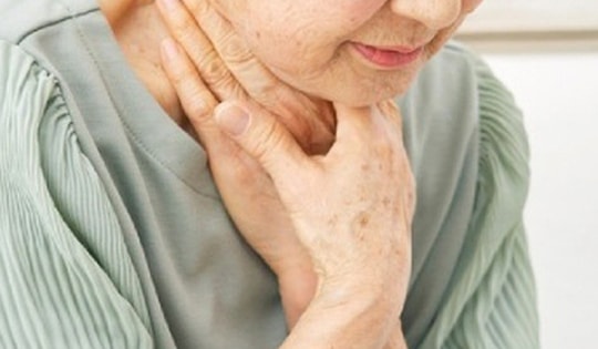 Nuốt nhầm bàn chải đánh răng, người phụ nữ nhập viện cấp cứu trong đêm