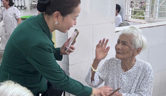 Đà Nẵng tặng 5 m vải lụa và 1,5 triệu đồng cho người tròn 100 tuổi