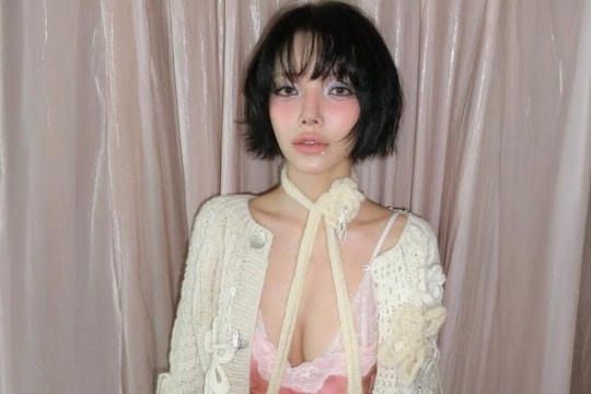 Nữ ca sĩ quá gợi cảm với mốt váy ngủ