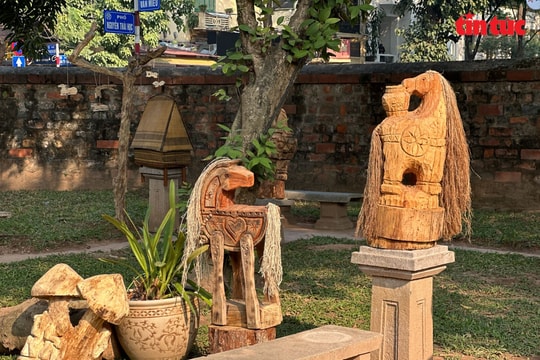 Ngựa gỗ 'kể chuyện' đại ngàn