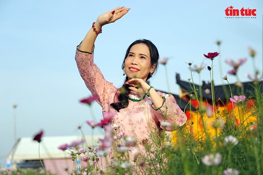 Người dân, du khách nô nức check-in lễ hội hoa Tết '4 miền' tại TP Hồ Chí Minh