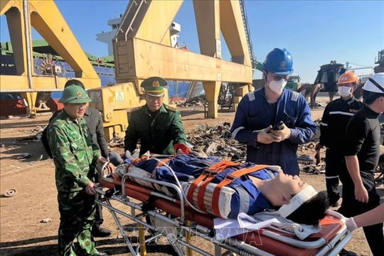 Kịp thời đưa thuyền viên nước ngoài bị tai nạn lao động đi cấp cứu