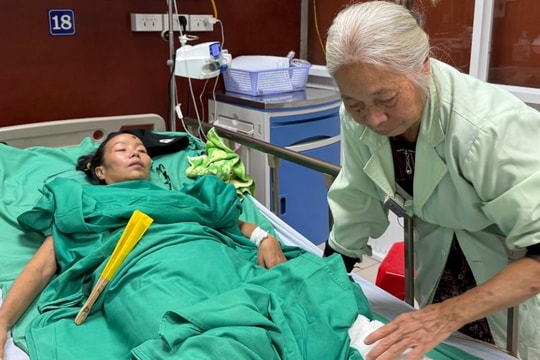 Mẹ già nghèo khó mong cộng đồng giúp con gái bất hạnh có cơ hội hồi phục