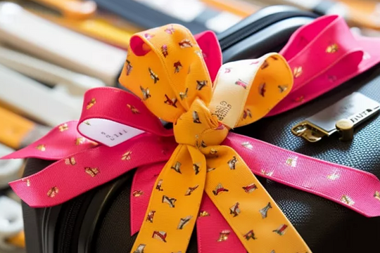 Lý do không nên buộc nơ to lên tay nắm vali khi du lịch