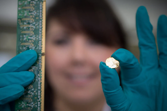 Tách vàng từ điện thoại cũ trong 20 phút, phí 1.455 USD một ounce