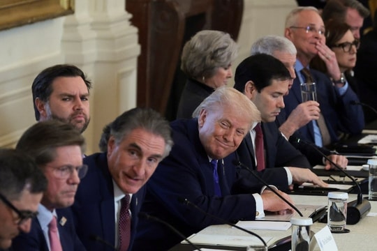 Ông Trump giục các hãng dầu Mỹ rót 100 tỷ USD vào Venezuela