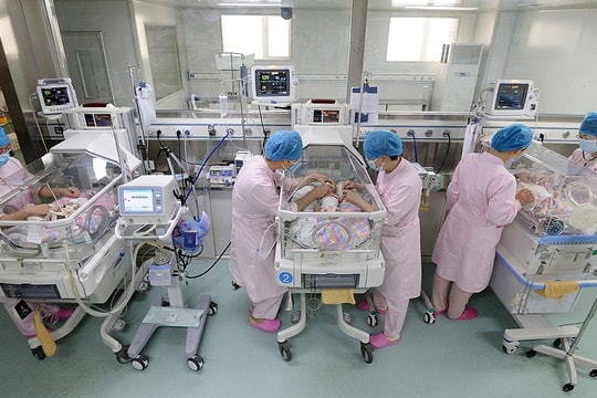 Đẻ con được tặng nhà - cú hích dân số và bất động sản Trung Quốc