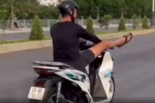 Thanh niên bị thu xe SH vì lái xe bằng hai chân