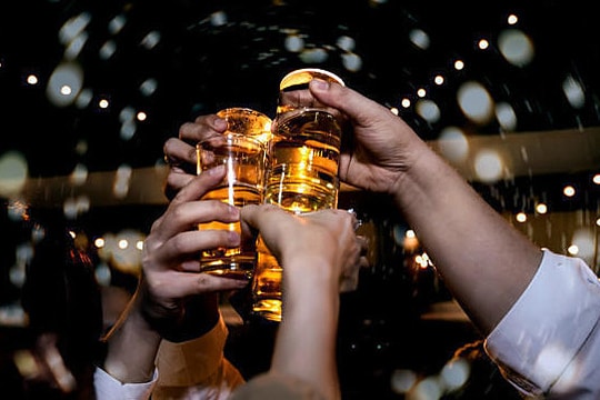 Người đàn ông tử vong sau hai bữa rượu liên tiếp, gia đình kiện 19 bạn nhậu