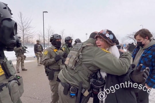 Đặc vụ Mỹ gây chú ý khi rời hàng ngũ để ôm người biểu tình ở Minnesota