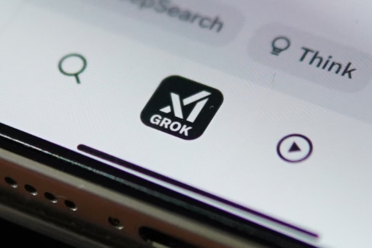 AI Grok hạn chế tạo ảnh 'nhạy cảm' sau khi bị phản ứng mạnh