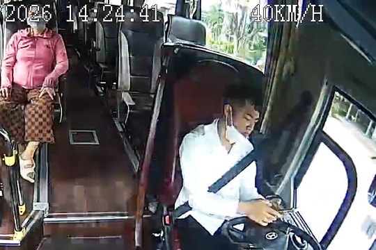 Tài xế bị phạt 5 triệu đồng vì buông vô lăng để xem điện thoại