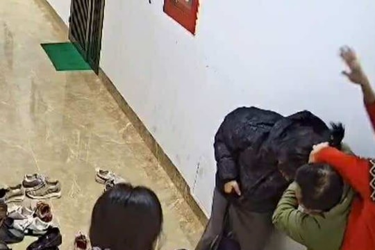 Người túm tóc, tát hàng xóm tại chung cư ở Hà Nội bị triệu tập