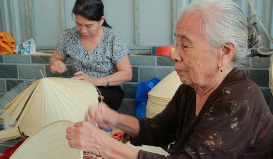 Làng nón lá thủ công hơn 200 năm trước bài toán sống còn thời hiện đại