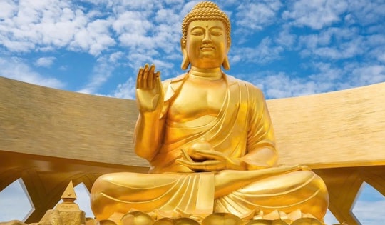 Ấn tượng mạnh trước tượng Phật dát vàng 24K cao 7,2 m vừa an vị trên đỉnh núi Bà Đen