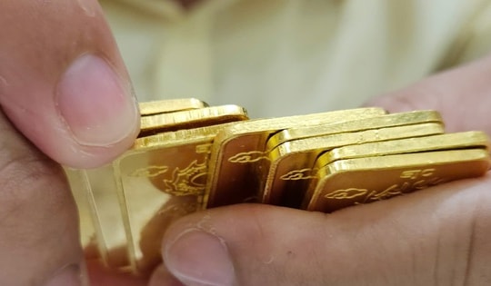 Giá vàng SJC sát mốc 160 triệu đồng/lượng, nhiều người vẫn hỏi mua