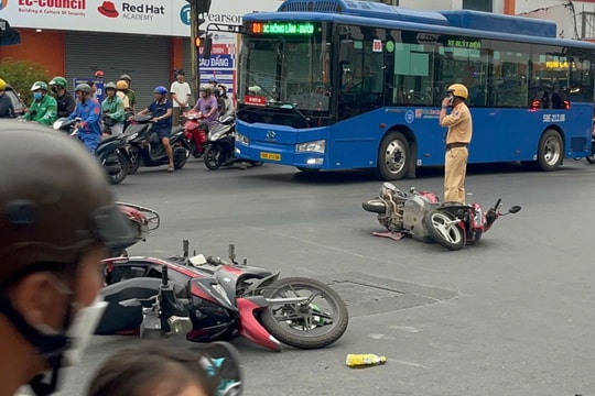 Tai nạn liên hoàn giữa ô tô và 5 xe máy, nhiều người bị thương