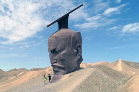 Bức tượng Hán Vũ Đế đặt giữa sa mạc ở Trung Quốc gây tranh cãi