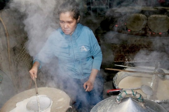 Ngày đêm hít khói, hơ lửa làm loại bánh trứ danh cho ngày Tết