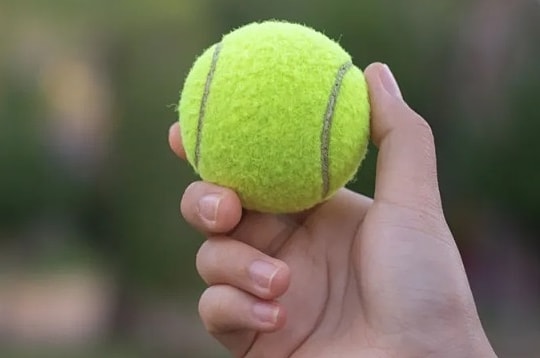 Vì sao nên mang quả bóng tennis lên máy bay?