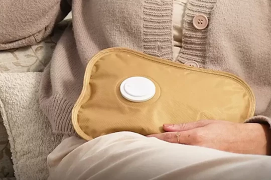 Ôm túi sưởi đi ngủ có nguy hiểm?