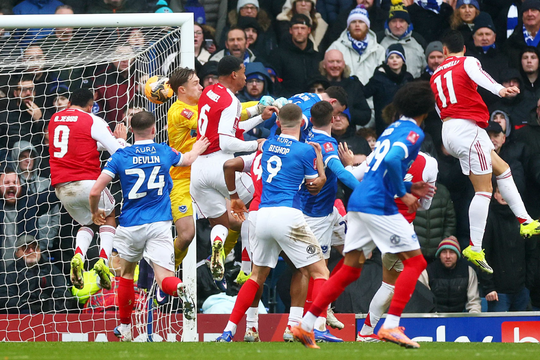 Bài phạt góc đưa Arsenal đi tiếp ở Cup FA