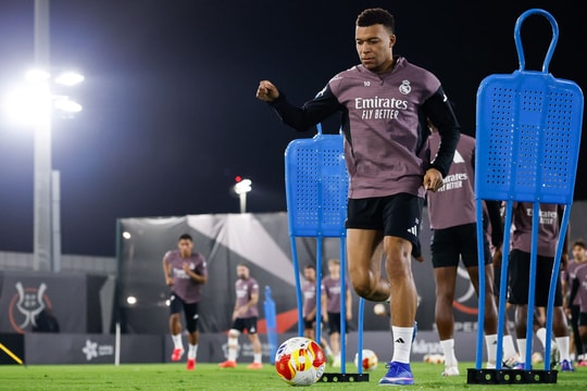 Flick: 'Barca toàn thắng bốn trận mùa trước dù Real có Mbappe'