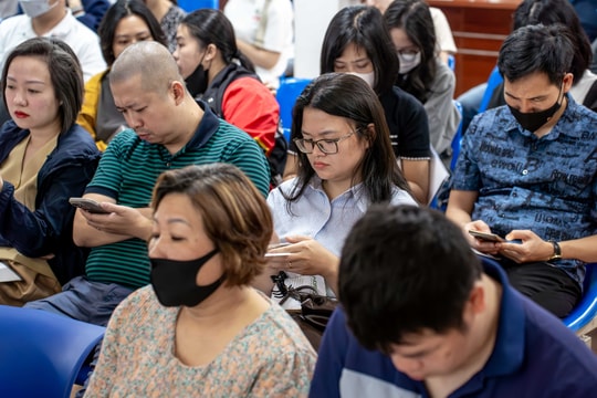 Trung niên 'cổ trắng' lao đao với việc làm thời AI