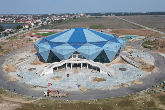 Nhà thi đấu hình kim cương xanh ở Quảng Trị