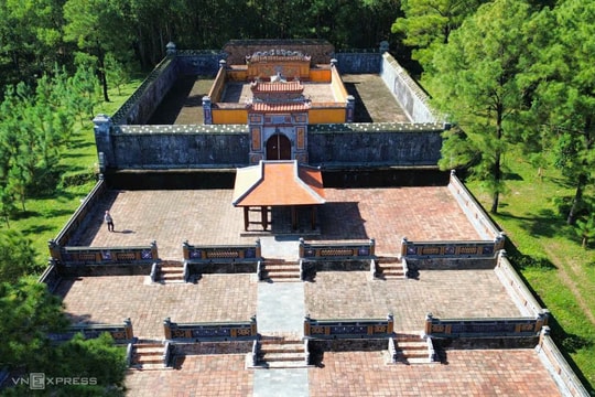 Tháo dỡ nhà rường dựng trái phép ở lăng Hoàng thái hậu Từ Dụ