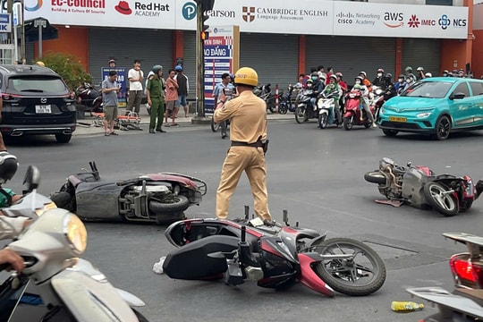 Ôtô tông loạt xe máy ở TP HCM, ba người bị thương