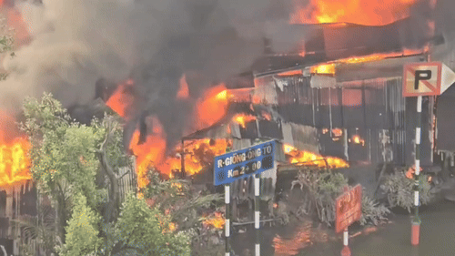 Cháy dãy nhà trong chợ ở TP HCM