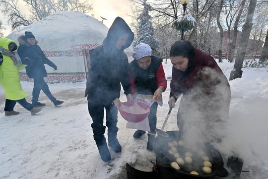 Người Kiev co ro trong giá rét sau đòn tập kích của Nga