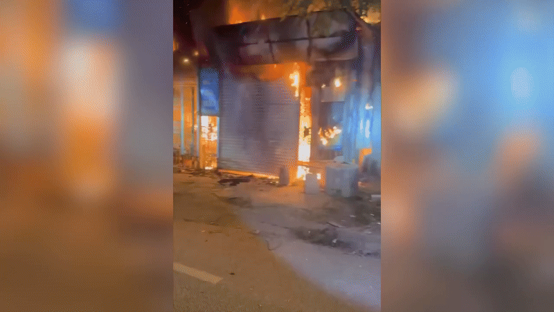 Cảnh sát giao thông phá cửa cứu 11 người khỏi đám cháy