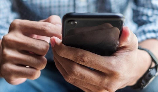 Ngủ dậy, người đàn ông sốc nặng khi tài khoản ngân hàng không còn đồng nào