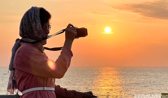 Hoàng hôn 'nhuộm vàng' biển Tây Nam từ boong tàu ra Thổ Chu