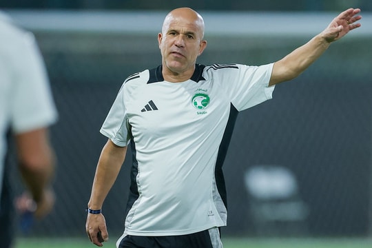 HLV Kim Sang-sik so tài đối thủ lừng danh từng là á quân châu Âu