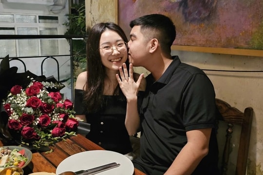 Hà Nội: Quán ăn hút khách nhờ chiếc bàn cứ ngồi vào là... cưới