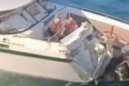 Đâm vào tàu cá, tàu cao tốc Thái Lan bị lật úp, du khách rơi xuống biển