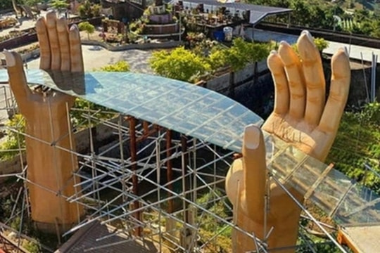 Cây cầu "nhái" Cầu Vàng ở Đà Nẵng gây xôn xao dù chưa chính thức mở cửa