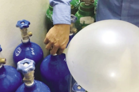 Cô gái 20 tuổi lén mang bình khí cười khi đi khám tâm thần