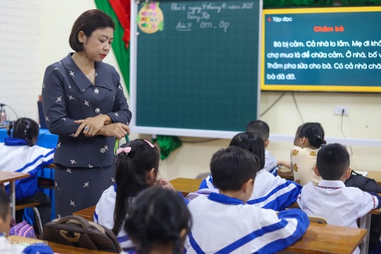 Nghịch lý giáo viên hợp đồng 10-20 năm vẫn đứng ngoài biên chế