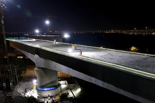 Trung Quốc xoay cầu 10.000 tấn bắc qua đường tàu đệm từ