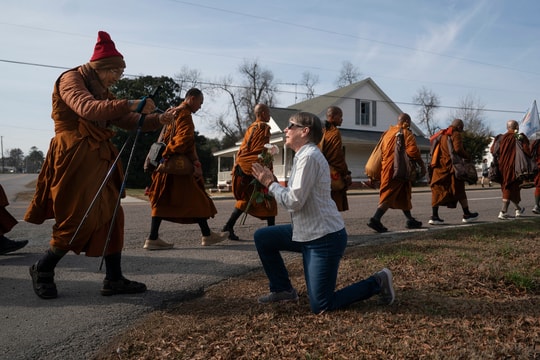 19 nhà sư 'đi bộ vì hòa bình' xuyên nước Mỹ