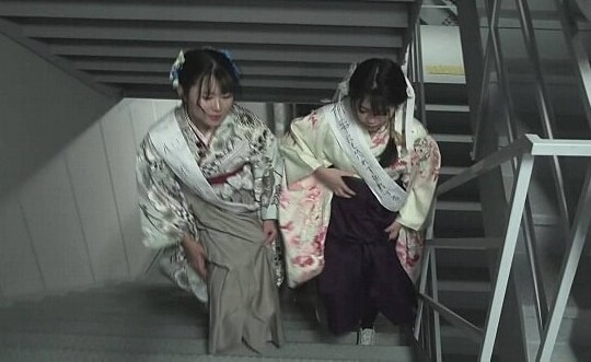 Thiếu nữ Nhật leo thang bộ 60 tầng để đánh dấu mốc trưởng thành