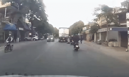 Đi sát nhau, xe máy gặp tai nạn liên hoàn