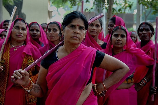 Nhóm 'chị em cầm gậy hồng' chống bạo lực ở Ấn Độ