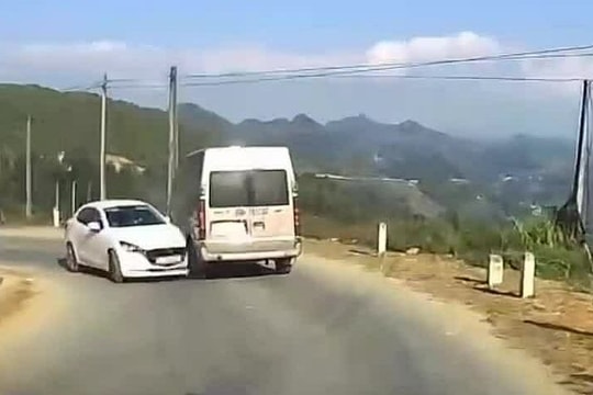 Ôtô con đâm xe 16 chỗ: lỗi cơ bản khi vào cua gấp